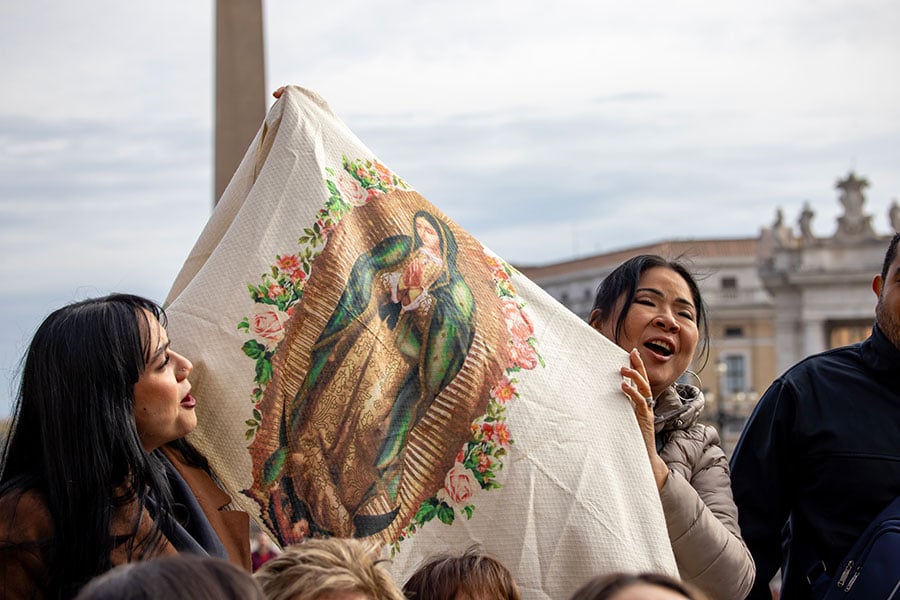 Unas mujeres sostienen una imagen de Nuestra Señora de Guadalupe durante la audiencia general semanal del Papa Francisco en la Plaza de San Pedro del Vaticano el 13 de noviembre de 2024. Varios obispos de Estados Unidos publicaron una declaración en la víspera de la fiesta de Nuestra Señora de Guadalupe, el 12 de diciembre, en la que reafirmaron “nuestro reconocimiento inquebrantable e incondicional del hecho de que toda vida humana es sagrada”. 